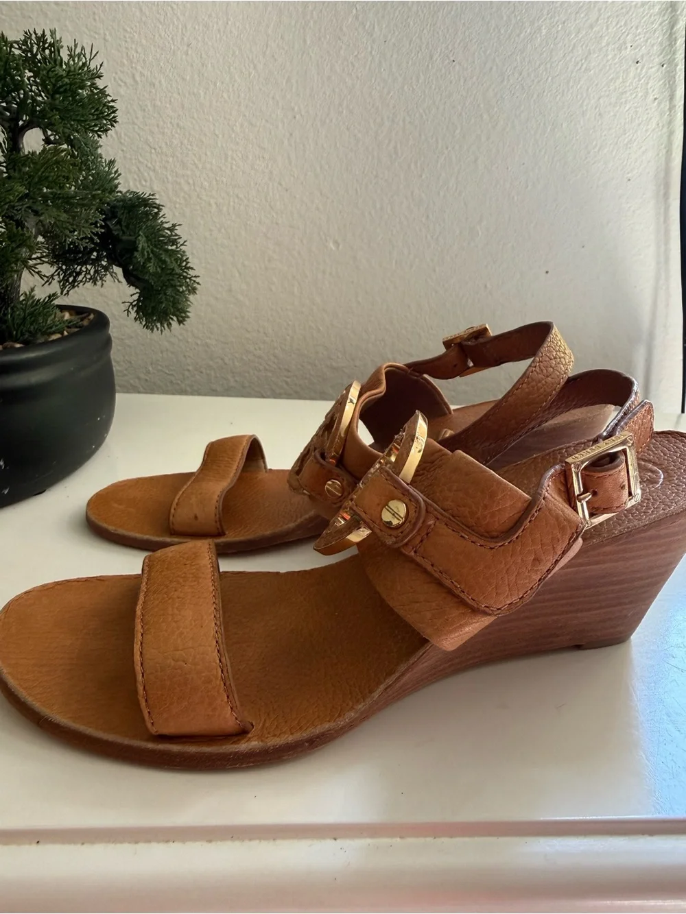 Tory Burch Amanda wedge women size 8 Tan Leather Wedge Sandals with Logo Emblem